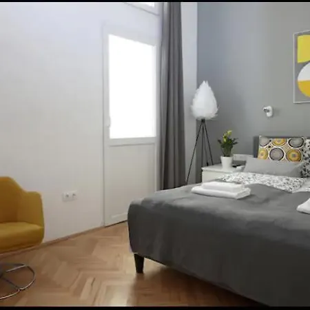 3bdr-2bath-3ac Design Apt, Central, Secured Parking, Quiet * בודפשט