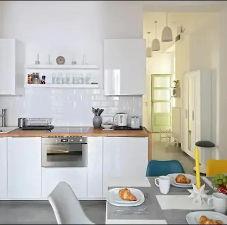 3bdr-2bath-3ac Design Apt, Central, Secured Parking, Quiet * Budapeszt