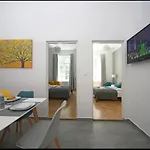 Appartement 3bdr-2bath-3ac Design Apt, Central, Secured Parking, Quiet Budapest