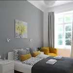 Appartement 3bdr-2bath-3ac Design Apt, Central, Secured Parking, Quiet Budapest