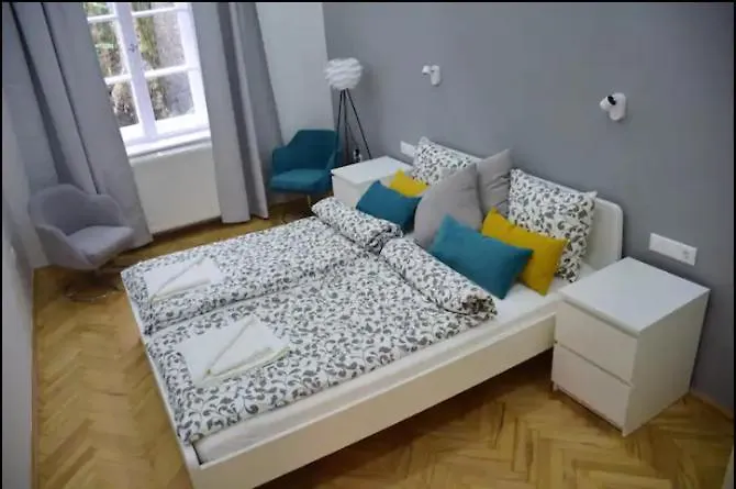 3bdr-2bath-3ac Design Apt, Central, Secured Parking, Quiet 아파트