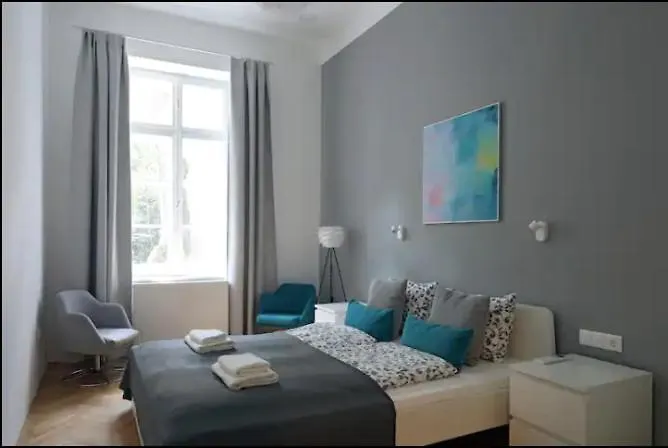 Apartmán 3bdr-2bath-3ac Design Apt, Central, Secured Parking, Quiet *