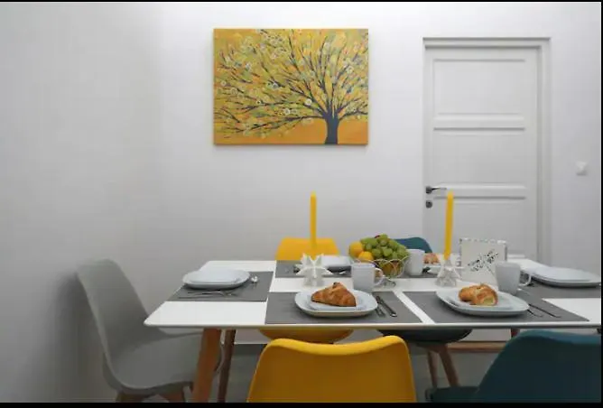 Apartmán 3bdr-2bath-3ac Design Apt, Central, Secured Parking, Quiet *